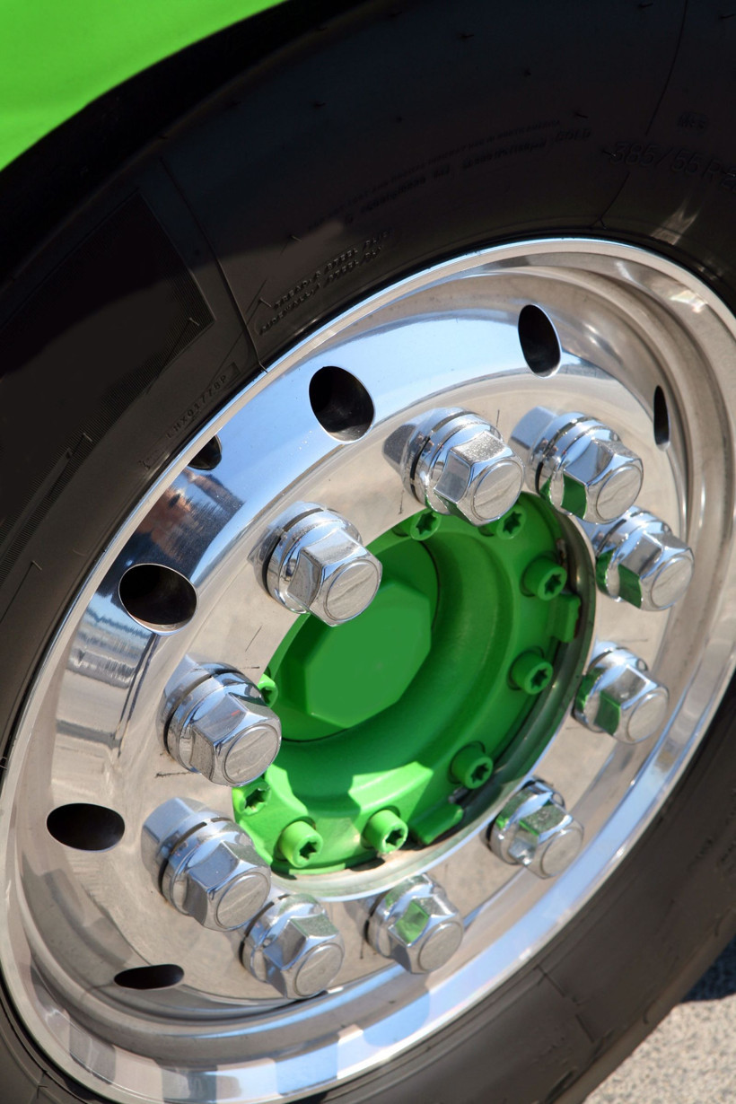 Tırlardaki devasa tek tekerleklerin sırrı: Neden çift lastikten vazgeçiliyor? - Resim: 3