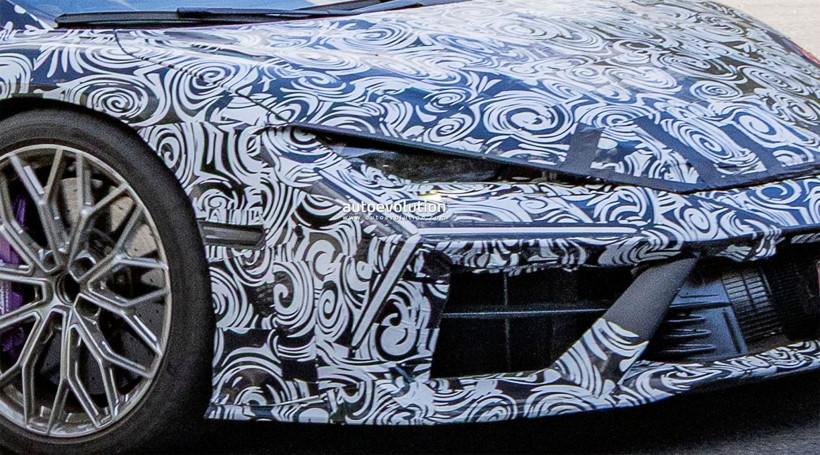 Lamborghini Revuelto yenileniyor: Kamuflajlı prototip görüntülendi - Resim: 3