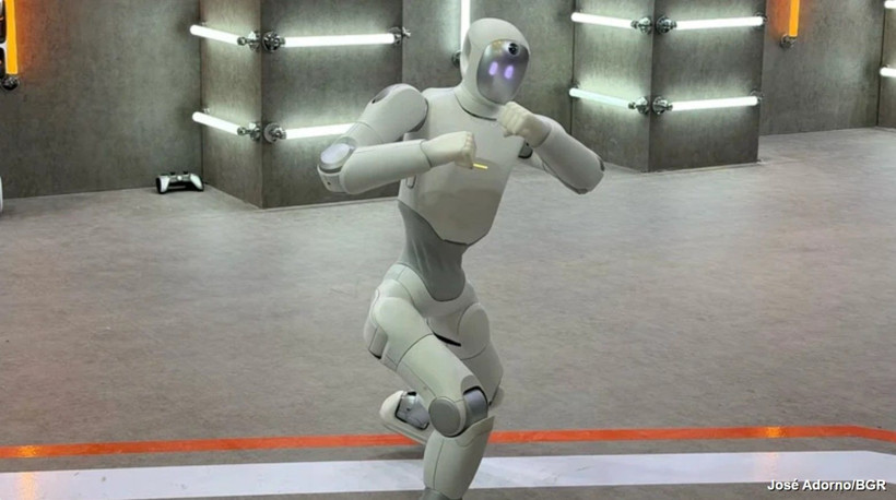 IFA 2026'nın en ilginç robotları: Biri dövüşüyor, biri yazı yazıyor - Resim: 2