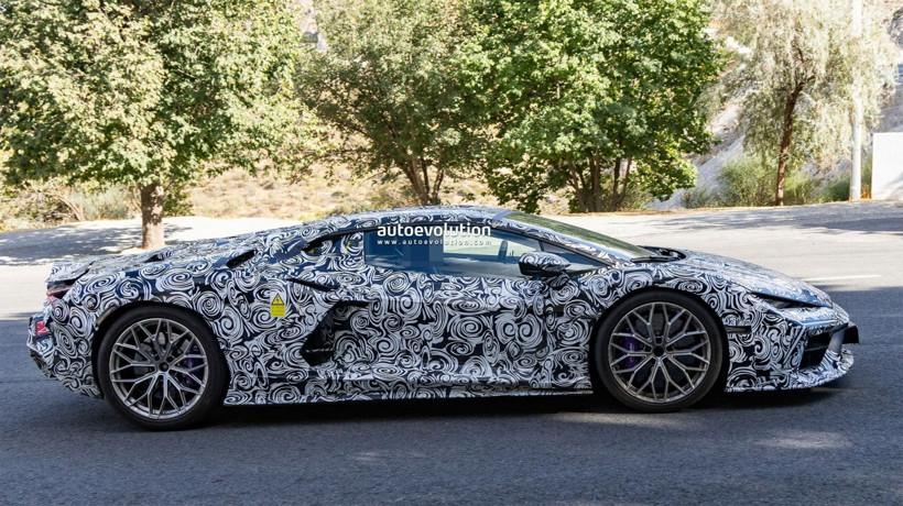 Lamborghini Revuelto yenileniyor: Kamuflajlı prototip görüntülendi - Resim: 1