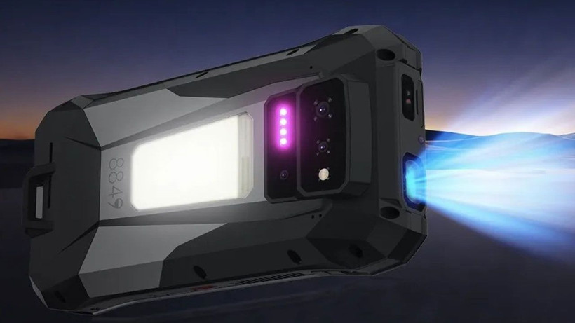 Üç kat daha kalın, üç kat daha ağır: Bu telefonun içinde yok yok! - Resim: 2