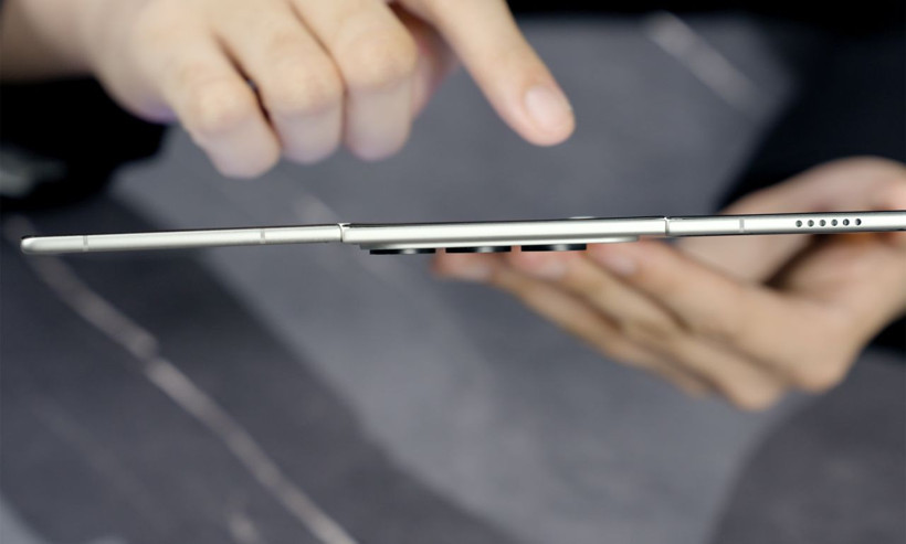 Dünyanın en ince üçe katlanır ekranlı telefonu konsept olarak tanıtıldı: PHANTOM Ultimate G Fold Concept - Resim: 1