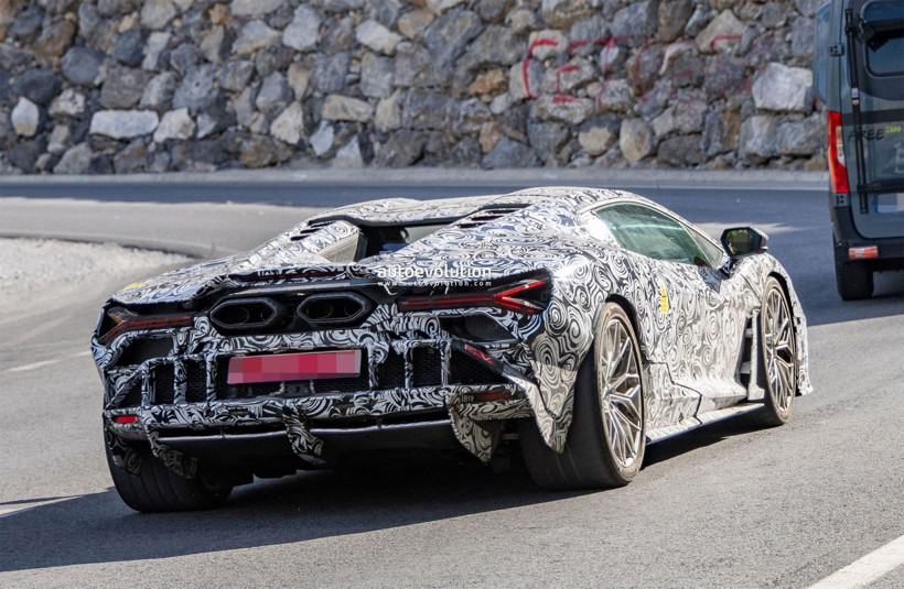 Lamborghini Revuelto yenileniyor: Kamuflajlı prototip görüntülendi - Resim: 2