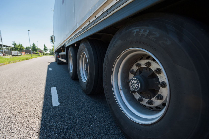 Tırlardaki devasa tek tekerleklerin sırrı: Neden çift lastikten vazgeçiliyor? - Resim: 2