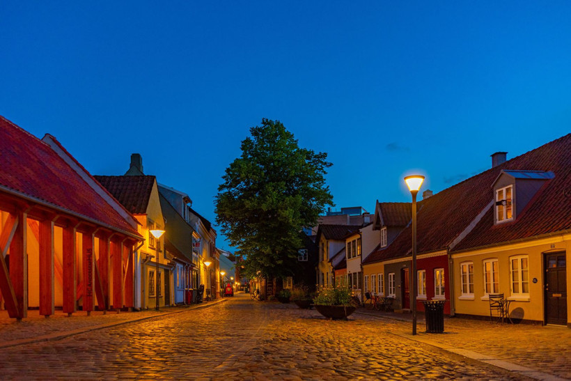 Korku filmi sahnesi değil: Odense şehri yollarını kırmızıya “boyadı” - Resim: 1