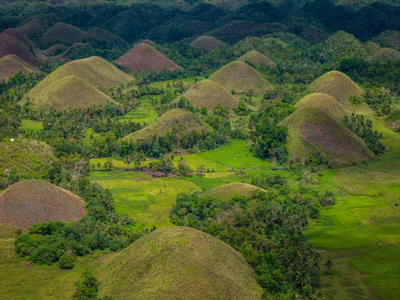 Doğanın renk değiştiren tepeleri: Çikolata Tepeleri ve ardındaki kanlı tarih - Resim: 3