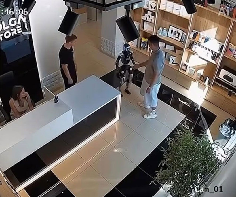 Rusya'da robot asistan müşteriye saldırdı - Resim: 1