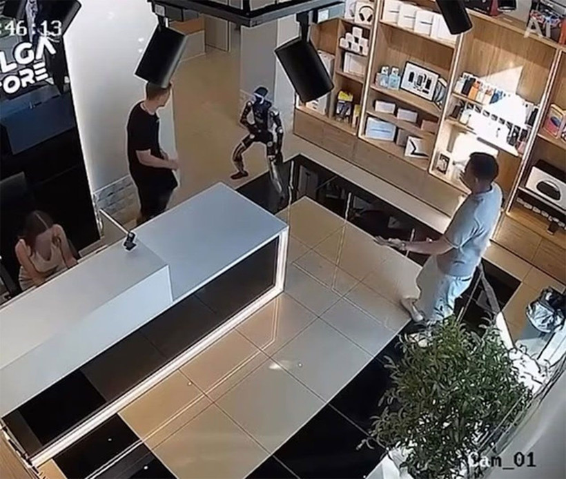 Rusya'da robot asistan müşteriye saldırdı - Resim: 2