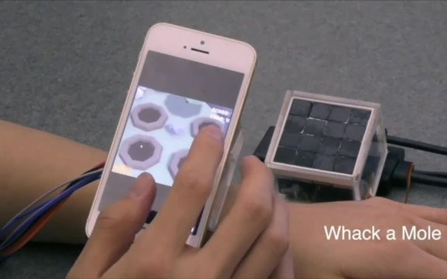 Bu Dev Akıllı Saatin Arkası Şekil Değiştiriyor