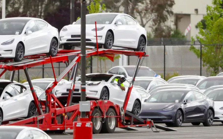 Tesla, 2023 yılında kırdığı yeni rekorla rakiplerine gözdağı verdi
