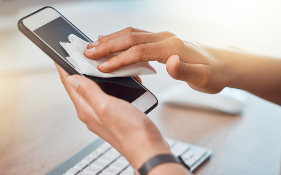 Parmak izlerinden kurtulun: Telefon ekranı nasıl temizlenir?