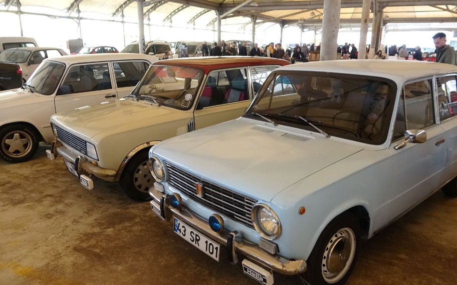 Antika Pazarı'nda nostalji rüzgarı: Klasik arabalar sergilendi