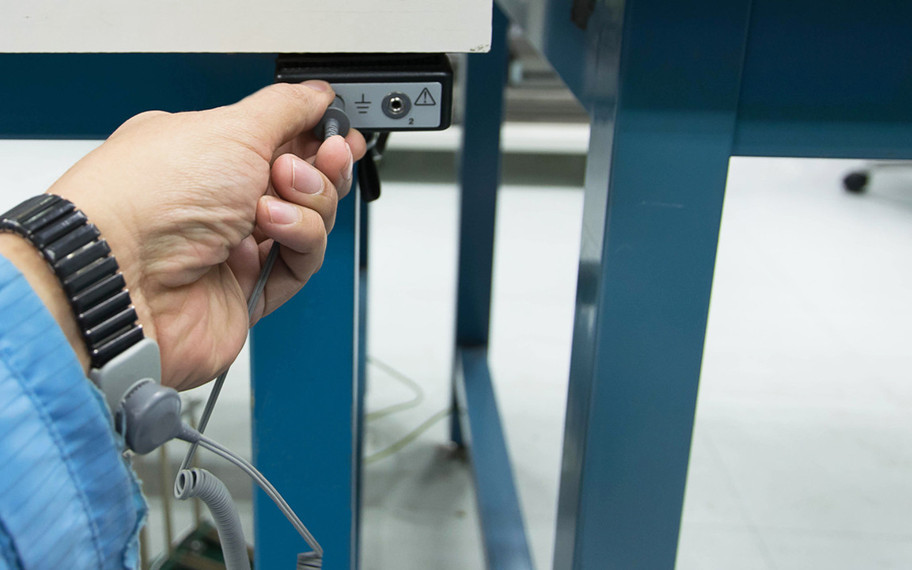 Bilgisayar toplarken neden bileklik takmalısınız?