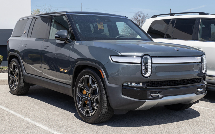 Tesla ve Rivian gibi otomotiv devleri, Apple CarPlay’e nihayet boyun mu eğiyor?