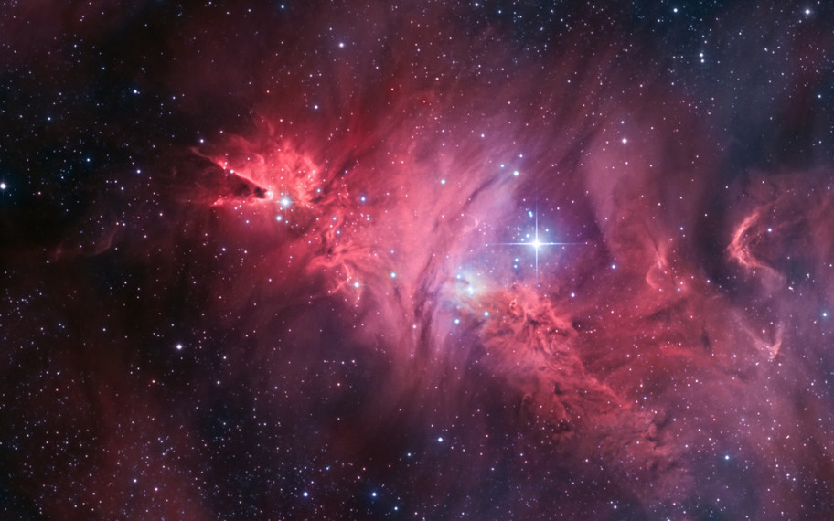 Genç yıldızların kozmik dansı ve uzayın derinliklerinde ışıldayan devasa "yılbaşı ağacı"