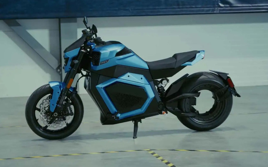 5 dakikalık şarj iddiası gerçek mi oluyor? Katı hâl bataryalı motosiklet üretime girdi