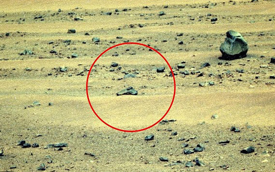 Mars’ta uzaylı silahı tartışması: Eski bir fotoğraf interneti karıştırdı
