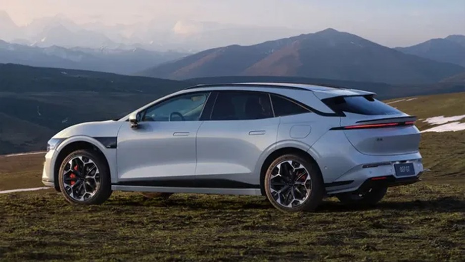 Çinli Zeekr'dan sıradışı bir elektrikli sedan: 007GT sahneye çıktı!