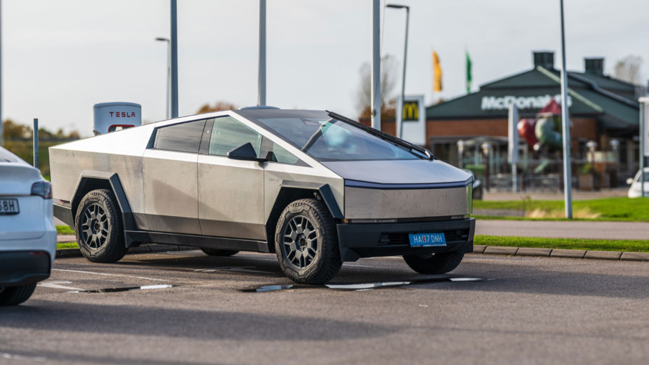 Tesla'dan, satamadığı Cybertruck'lar için indirim üstüne indirim