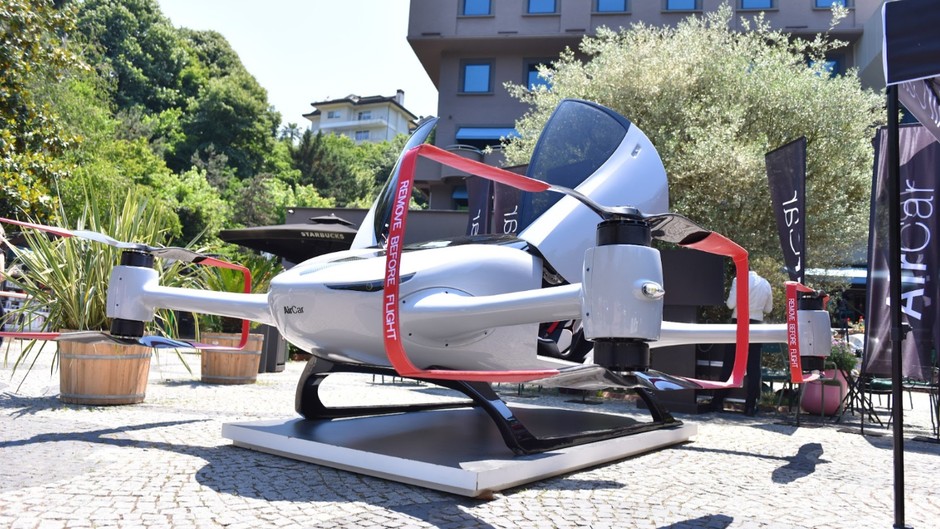 AirCar'dan Türkiye’de bir ilk: İki kişilik uçan araçla insanlı uçuş gerçekleşti