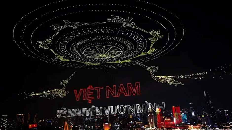 10.518 dron ile Dünya'nın en büyük dron ışık gösterisi rekorunu kırdılar