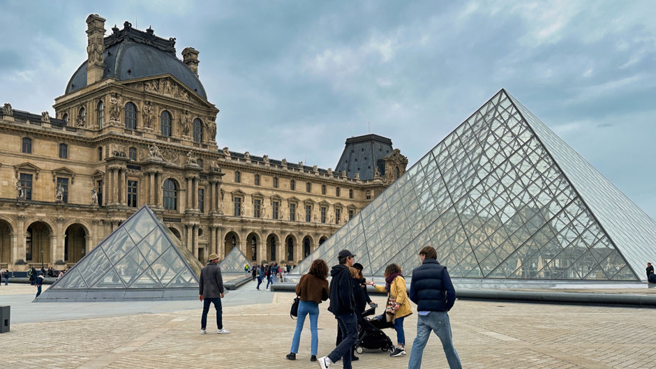 "Cep telefonlarının istilası" Louvre Müzesi'ni kapattı