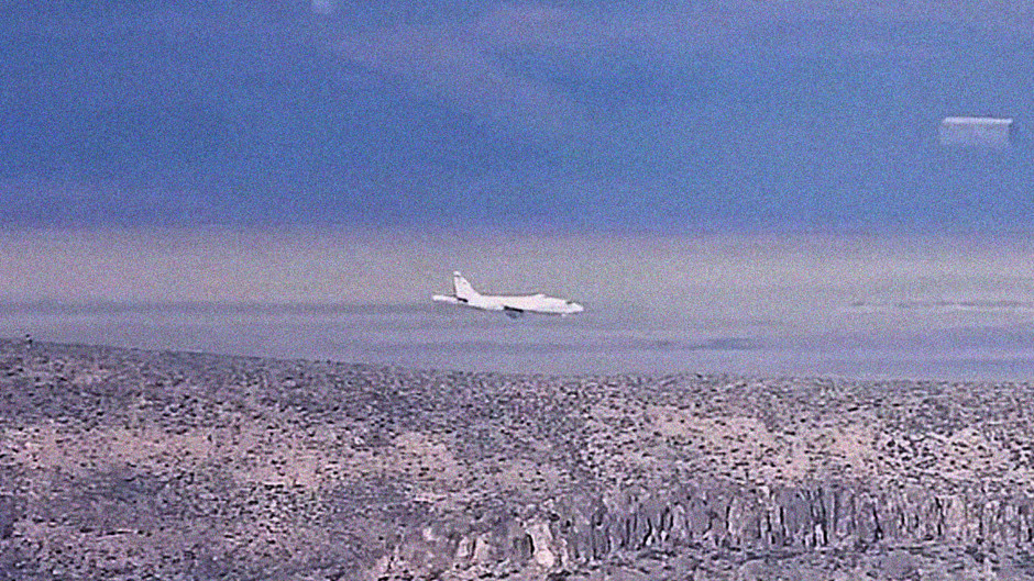 Dünyanın en gizli jeti, gizemli 51. Bölge üzerinde görüldü