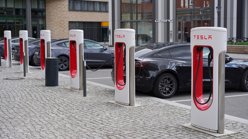 Elektrikli aracınızı şarj ederken çok yakınında durmayın!