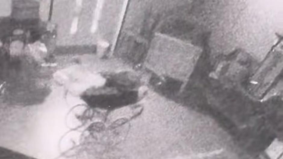 Güvenlik kamerası ile kaydedilen görüntü, "hayaletler gerçek olabilir mi" dedirtti