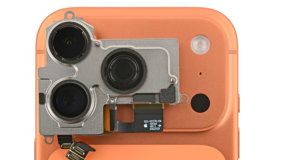 iFixit açıkladı: iPhone 17 Pro'da oluşan çiziklerin sebebi ne?