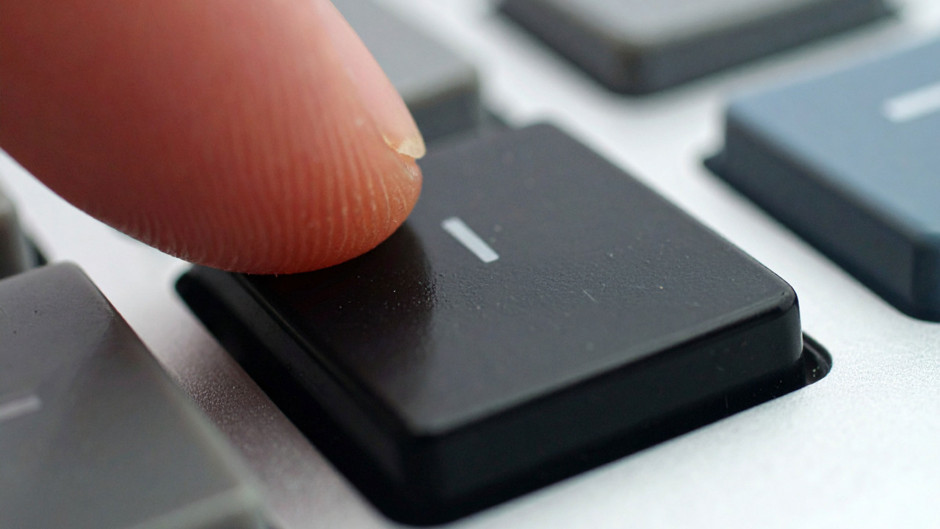 “I” harfine 16.000 kez basan polis: Klavye hilesi pahalıya patladı