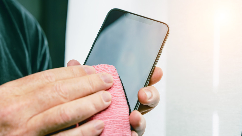 Telefon ekranını temizlerken yapılan en büyük hata