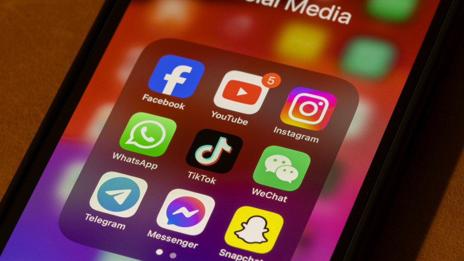 AB, Facebook ve Instagram'ın 'bağımlılık yaratan' tasarımının yasa dışı olduğunu söyledi
